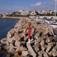 Nuevo poste de señalización marítima en la Marina de Palamós